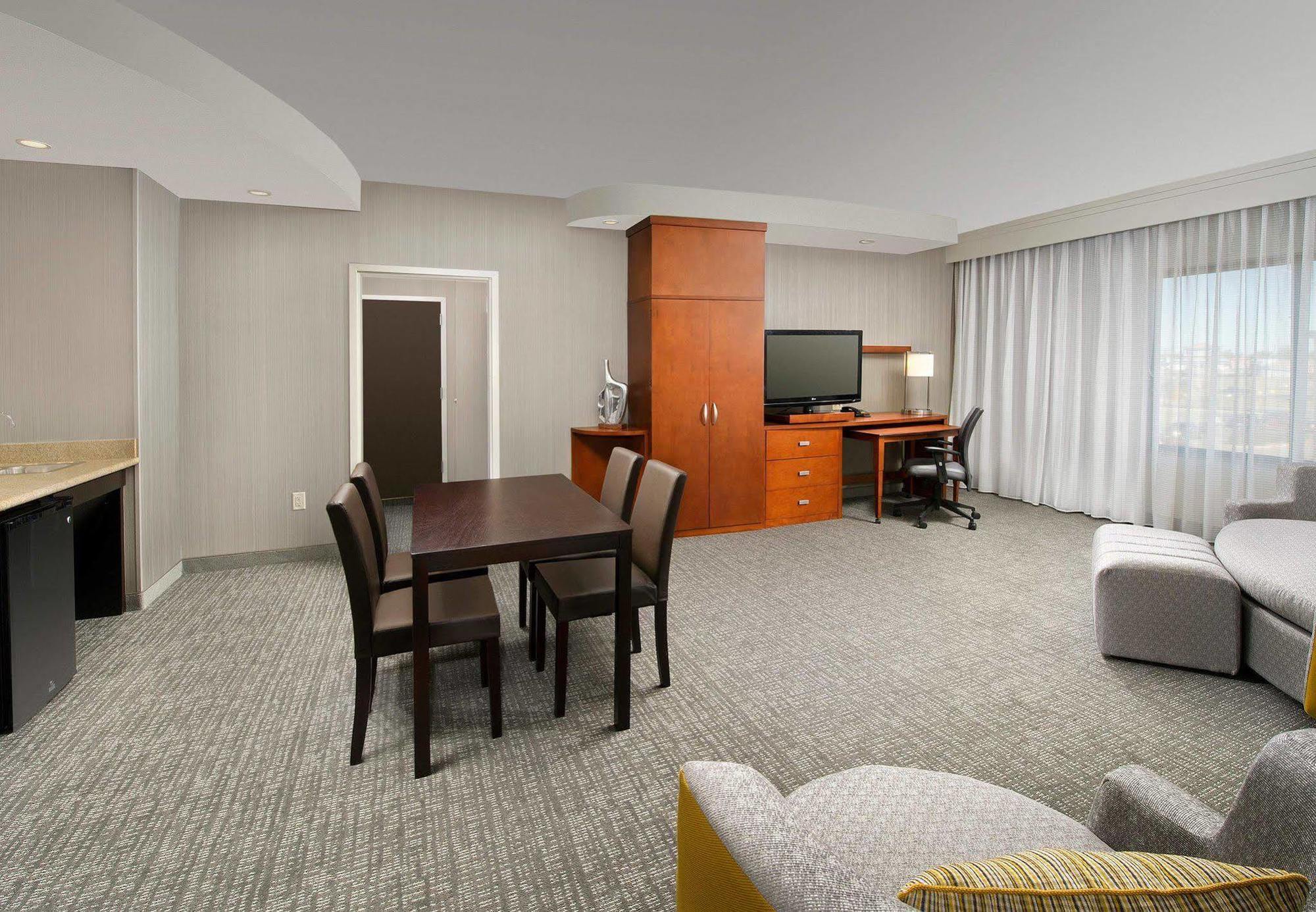 Courtyard By Marriott Wichita Falls Bagian luar foto